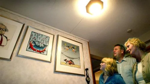 Hallväggarna hemma hos Johanna och hennes pappa och mamma är fyllda av EWK:s politiska teckningar.