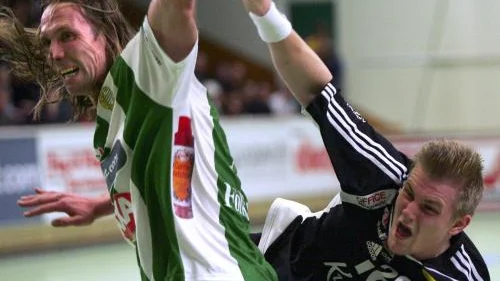 Kamp mellan Hammarbys Staffan Olsson och RIK:s Tommy Pettersson. Bild: PRESSENS BILD