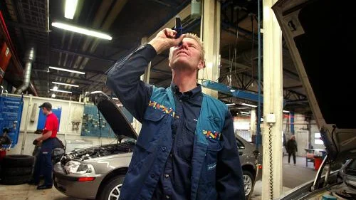 Han synar verkstäder. Glykolmätaren visar att kylarvattnet klarar minst 40 minusgrader. Bild: TORD OLSSON