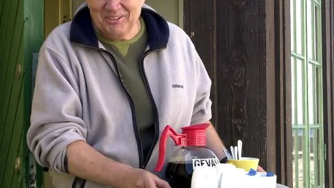 På språng med kaffepannan. Pär Svenningsson rör sig raskt mellan olika arbetsuppgifter. Bild: CHRISTER ELDERUD