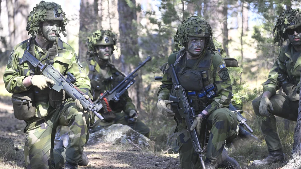 Vi tar nu initiativ för att Sörmland ska inkluderas i utbyggnaden av det militära försvaret, också det en fråga för regional utveckling, skriver regionråden Christoffer Öqvist (M), Lars Lundqvist (KD) och Mattias Claesson (C).