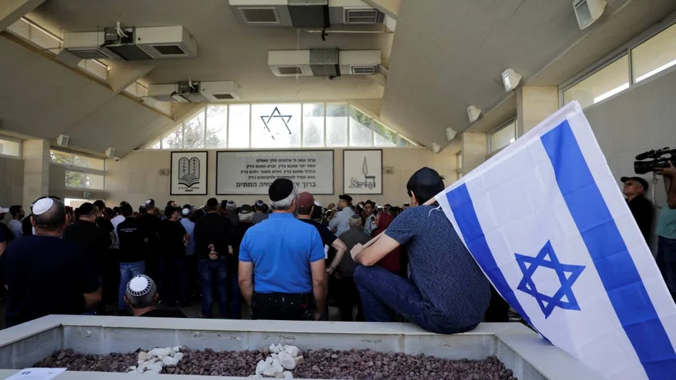Israel-Palestina-konflikten är svårlöst. På bilden syns israeler vid begravningen av Moshe Agadi, som dödades i sitt hem i Ashkelon av en raket som avfyrats från Gazaremsan.