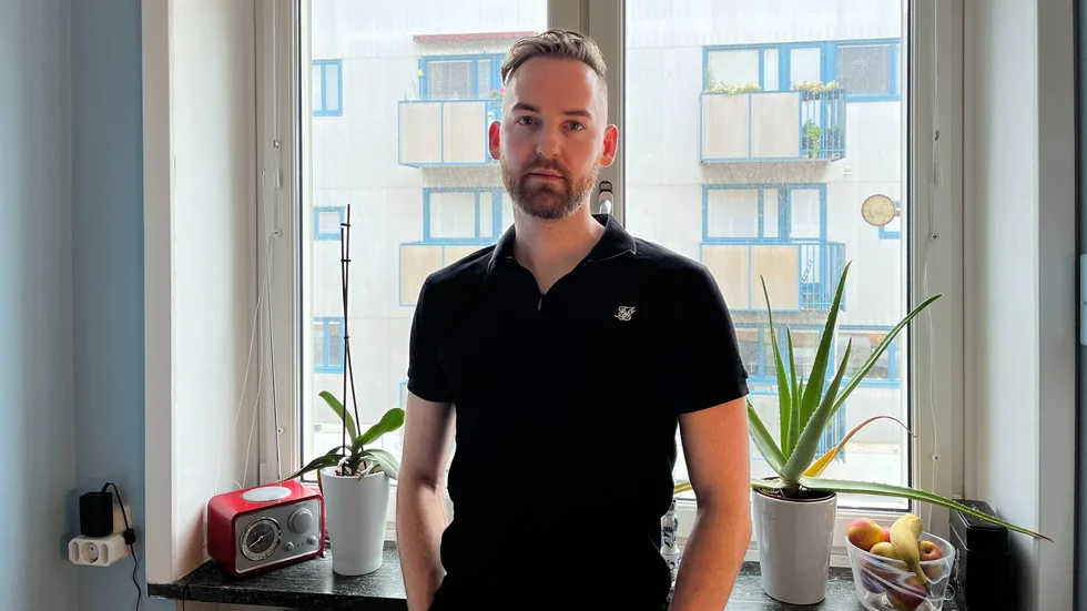 Jens Krongripen, 35, är ekonom. Han anser att HSB:s agerande är orimligt. "Hur skulle det se ut i samhället om alla företag ingick avtal med konsumenter och sedan när de får ökade leverantörskostnader så lägger de över det på konsumenten, trots att det är bindande avtal", säger han.