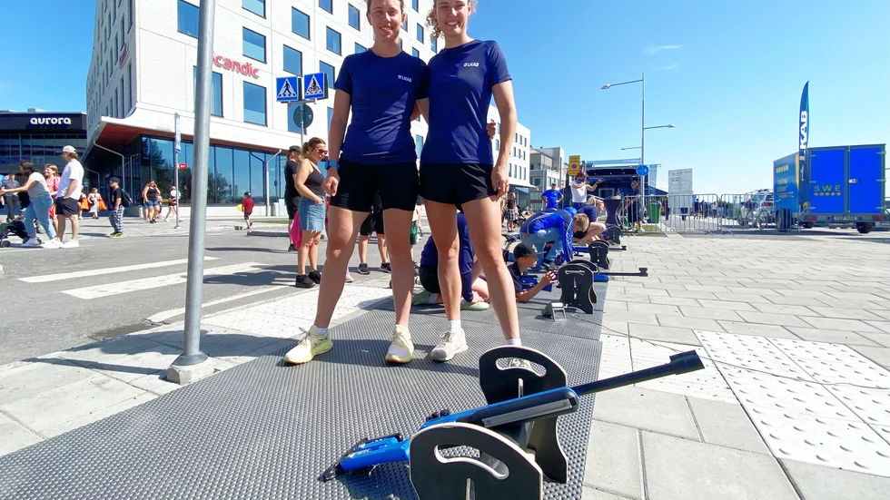 Elvira och Hanna Öberg är glada för att vara tillbaka i födelsestaden och visa sin sport i Kiruna. 
