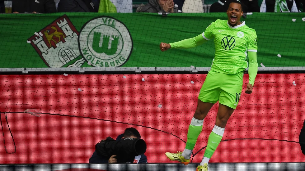 Borussia Dormunds fans rasar. Detta eftersom klubben värvat Felix Nmecha (i grönt). Arkivbild.