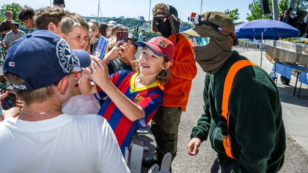 Hooja och DJ Mårdhund uppträder i tisdagens avsnitt av "Allsång på Skansen". 