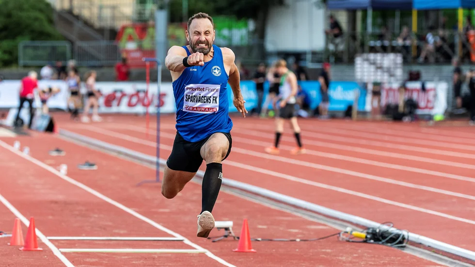 Mattias Sunneborn skulle ha tävlat i tresteg under Island Games, men missar spelen efter en olycklig skada. 