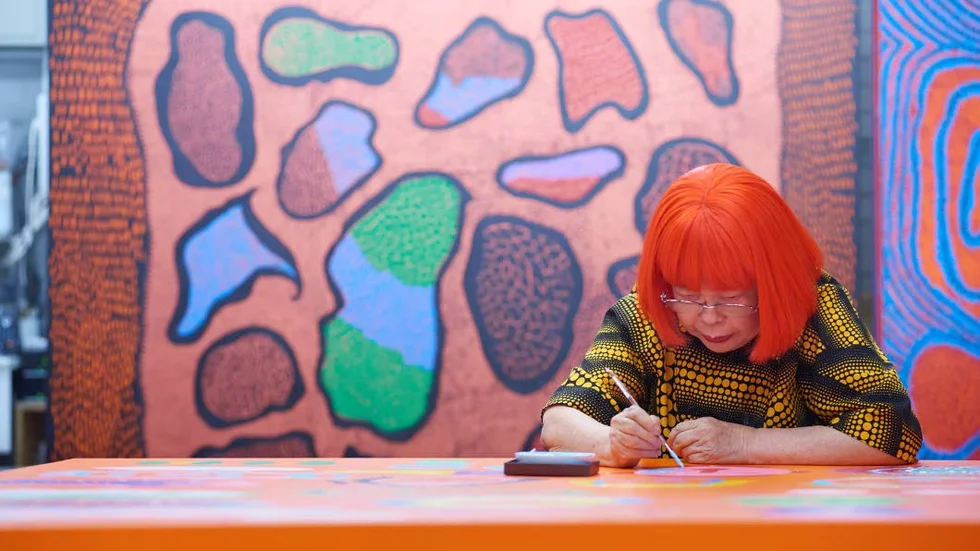 I ateljén. Yayoi Kusama arbetar med sin "My eternal soul"-serie, november 2015.