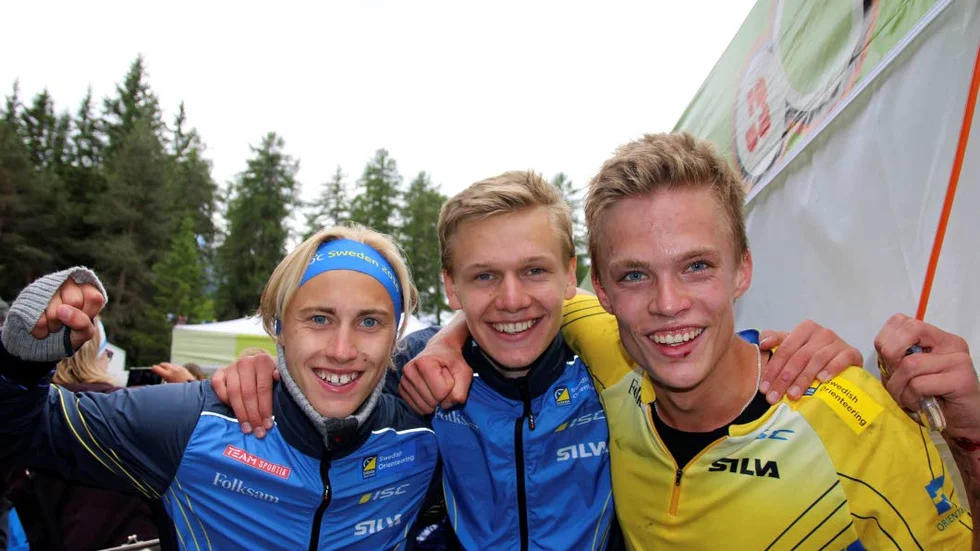 Fån vänster: Anton Forsberg, Simon Hector och Isac von Krusenstierna efter målgången vid junior- VM i Schweiz.
