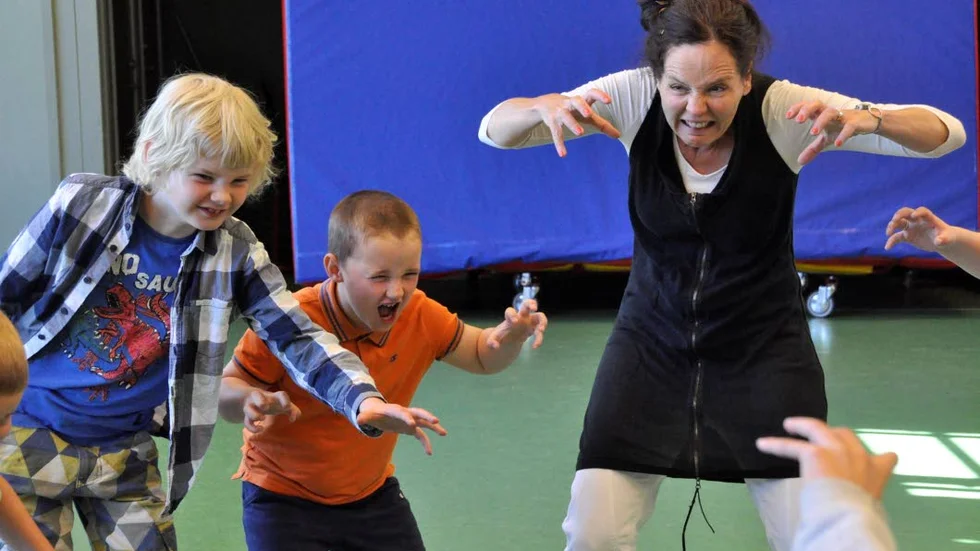 Skapande skola. Annelie Arffman, Henrik Olsson Mattsson och Malte Carlsson visar hur monster kan se ut, när Gräsö skola har en annorlunda skoldag.
