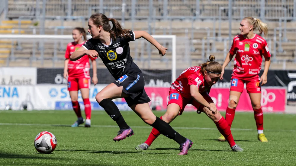 Uppsalas Matilda Kristel avancerar förbi sin motståndare i Örebro.