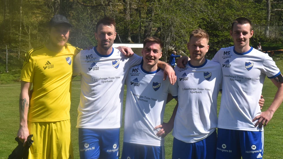 Nöjda. Målvakten Tobias Thuresson höll nollan och flankerar här de fyra målskyttarna för IFK Tuna: Anton Carlsson, Filip Fungmark, Victor Gustavsson och Theo Eklund. 