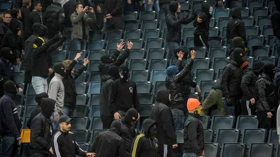 Aggressiva AIK-supportrar efter en förlust mot Malmö FF i fotbollsallsvenskan 2014 på Friends arena i Solna.
