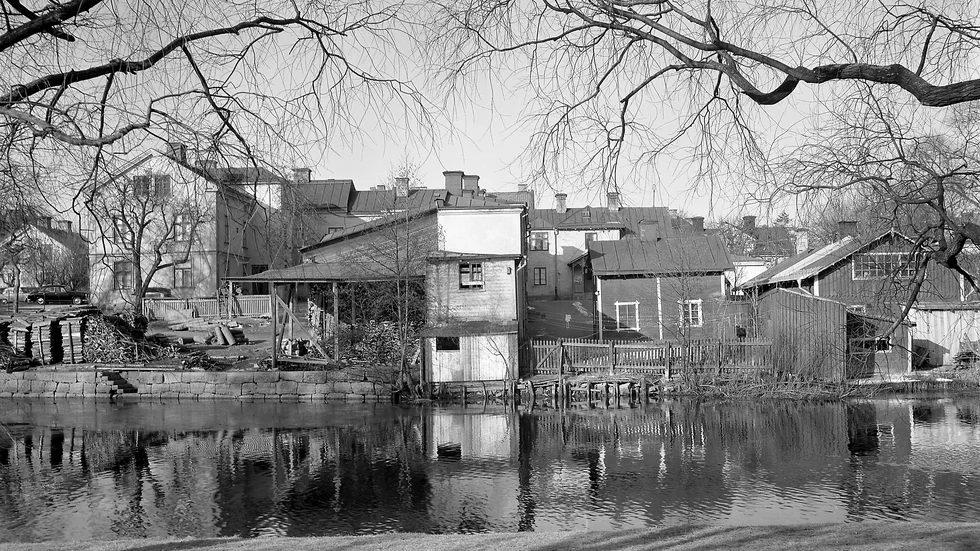 Tinnerbäckslyckorna sedda från promenaden på Stångåns östra strand ger närmast ett idylliskt intryck. Verkligheten var dock att många av husen var av dålig kvalitet och de sanitära förhållandena bristfälliga. Bilden är sannolikt tagen sent 1950-tal.

