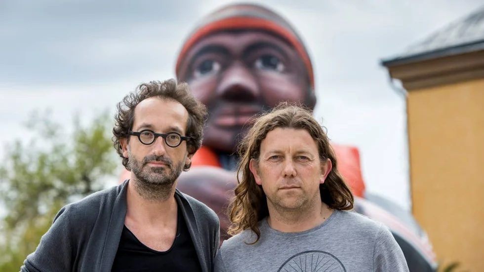 Konstärskollektiv Dirk Schellekens och Bart Peleman är de belgiska konstnärer som gjort "Uppblåsbar flykting".