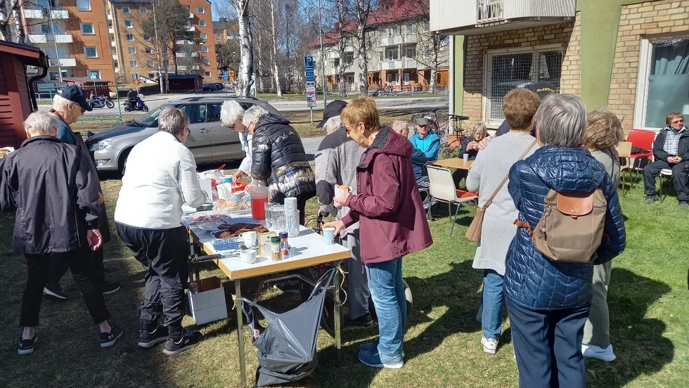 Omkring 40 PRO-medlemmar kom för att grilla.