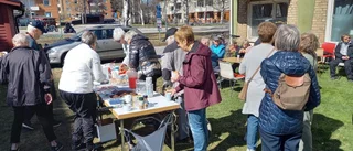 Burgare och korv på PRO Skurholmens galler