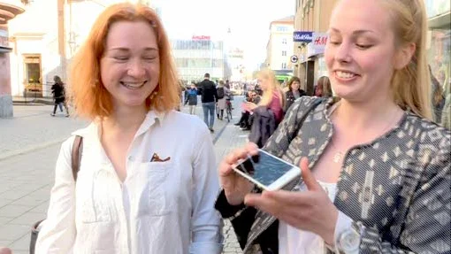 Clara Orstadius och Vita Sabel-Douglas med en mobil som fått ett par smällar.