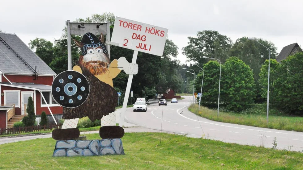 Torer Hök informerar förbipasserande att hans dag äger rum i Hökhuvud den 2 juli.
