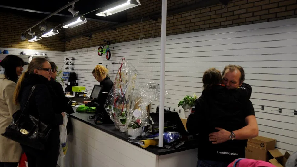Per Melin, ägare till Melins Cykel & Sport i Tierp, kramas om av en kund under butikens nyöppning i köpingen.