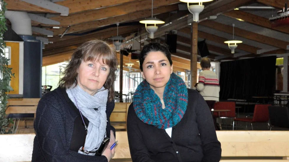 Anneli Vinsa och Negar Heydari undervisar båda i svenska för invandrare på Bruksgymnasiet i Gimo.