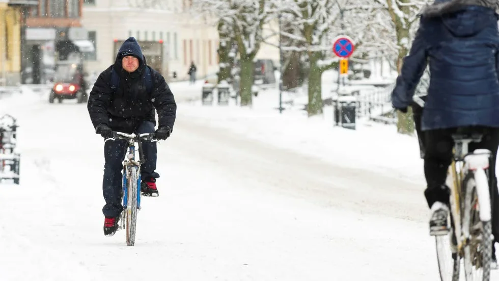 Cyklister när det snöar i Uppsala