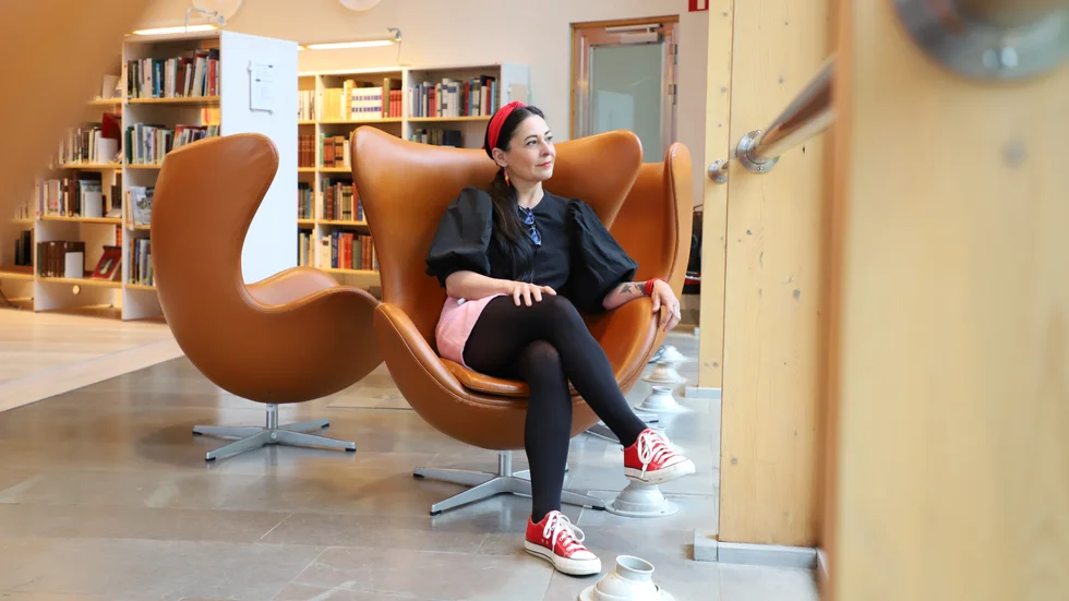 Cirka 100 designstolar är placerade längst bibliotekets glasväggar. De är i gott skick trots att de har använts av allmänheten i över 20 år. Vid något tillfälle har några stolar blivit stulna, men hittades igen när de skulle säljas på auktion, berättar bibliotekarien.