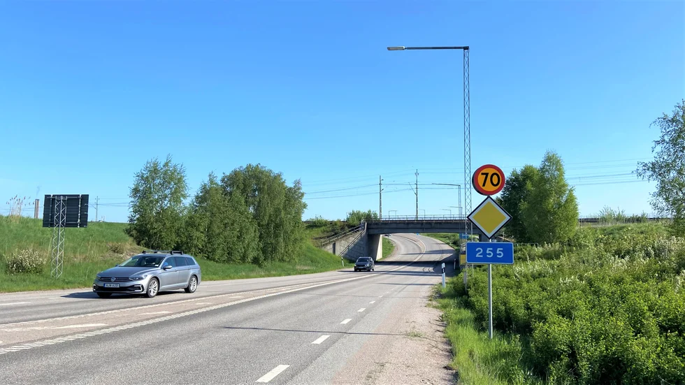 Väg 255 börjar vid Kungsängsleden och går vidare söderut, förbi Sävja ner mot Knivsta. När det nya namnet börjar gälla kommer skyltar och digitala kartor att uppdateras.