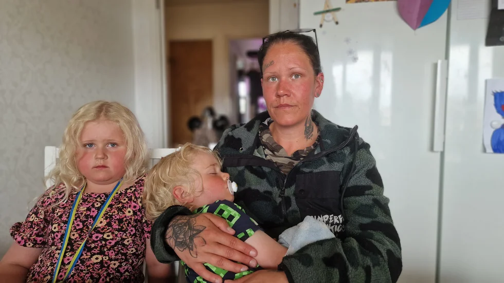 Angelica Eriksson besökte bryggan vid en av Junkkatjärnarna i Sjöparken tillsammans med sina barn Alicia, sex år och Liam, fyra år tidigare i veckan. Plötsligt tappade Liam balansen och föll baklänges ner i vattnet. Någon hade tidigare vandaliserat räcket så att flera ribbor saknades. 