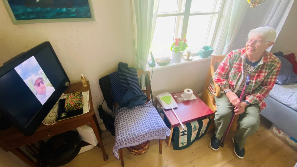 Skärmen räknar ljudligt ner från tio när någon ringer, och Ulla Hammarström hinner ställa eller sätta sig framför den och vänta in samtalet från en familjemedlem eller god vän. Nu är det yngste sonen Erik, som vill kolla hur mamma har det.