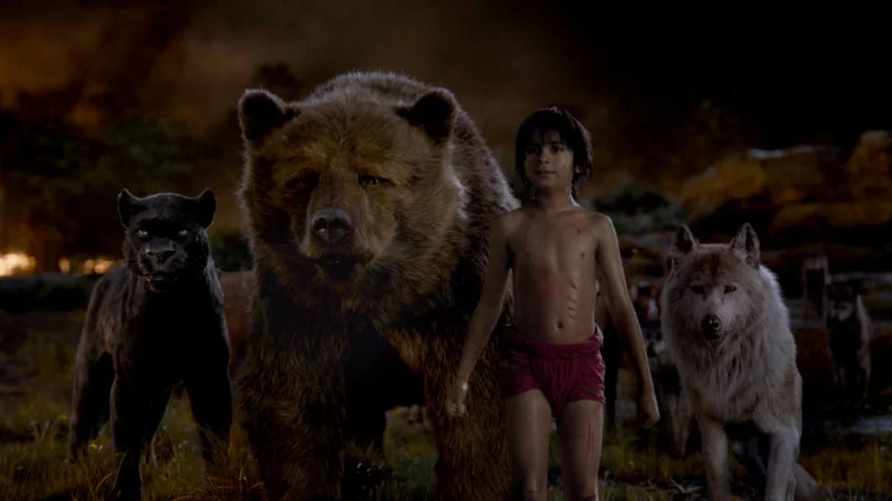 Ny tolkning. Mowgli (Neel Sethi) och hans vänner Bagheera, Baloo och Akela.