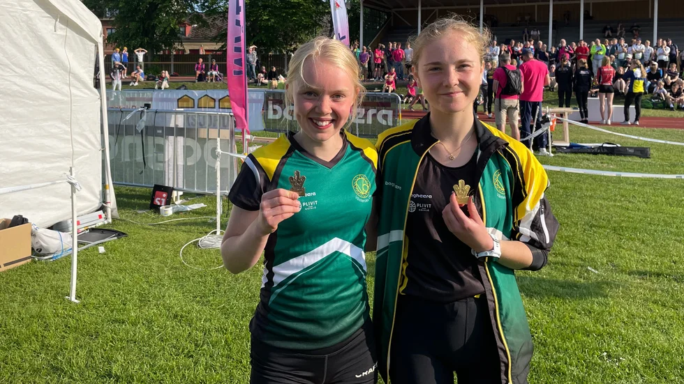 Västerviks OK:s Tilda Sundkvist tog brons och Tuva Östangård tog guld i sprint-SM i D18-klassen.