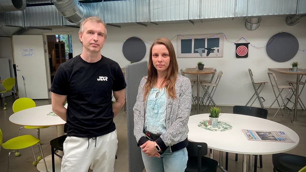 Román Chesnakov och Mariia Karbovska är några av de ukrainare i Oxelösund som direkt nappade på att läsa SFI. "Det är väldigt produktivt det här" säger Román Chesnakov.