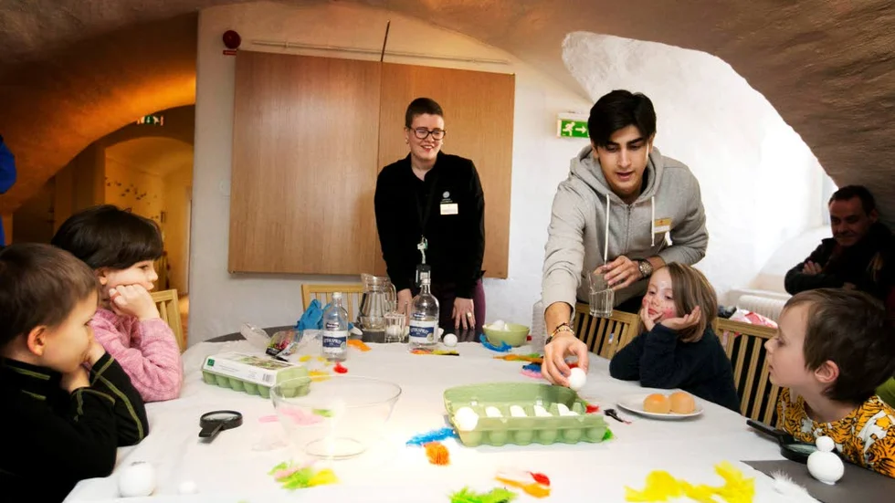 Experimentverkstad. Studentguiderna Hanna Lindh och Samir Schouri visade barnen att man kan göra mer än bara äta ägg.