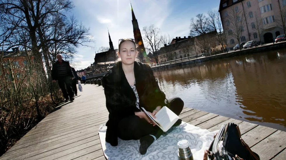 Läsning. Linnèa Sandberg tog en paus i sitt C-uppsatspluggande och satte sig vid vattnet med en bok.