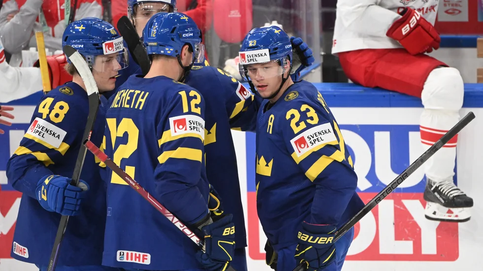 Svenskt jubel. Sex matcher i rad har det blivit svenskt segerjubel – blir det också en sjunde gång? Här gratuleras Lucas Raymond (23) efter sitt mål i segermatchen över Danmark i går.