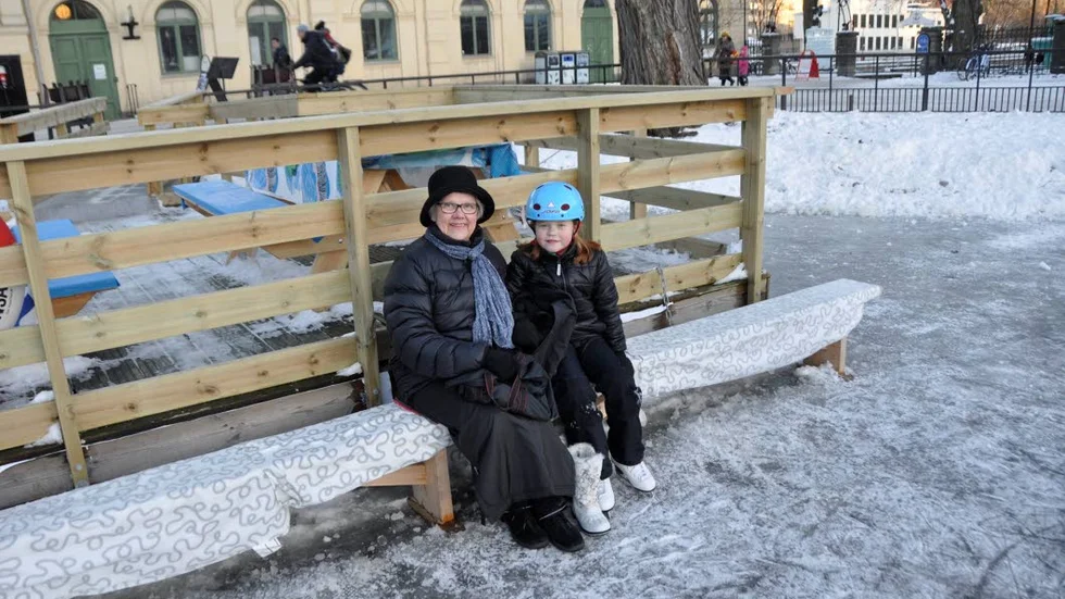 Ella Kjellberg var glad över att kunna åka skridskor på Svandammen, men mormor Görel Larsson nöjde sig med att titta på.