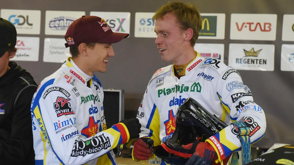 Filip Hjelmland inledde med två raka heatsegrar och lagkamraten Maciej Janowski var snabbt framme och gratulerade.