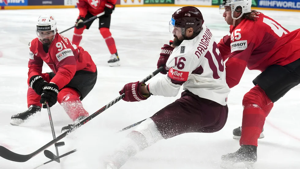 Matchen mellan Lettland och Schweiz avgjorde vilken kvartsfinalmotståndare Tre Kronor får.