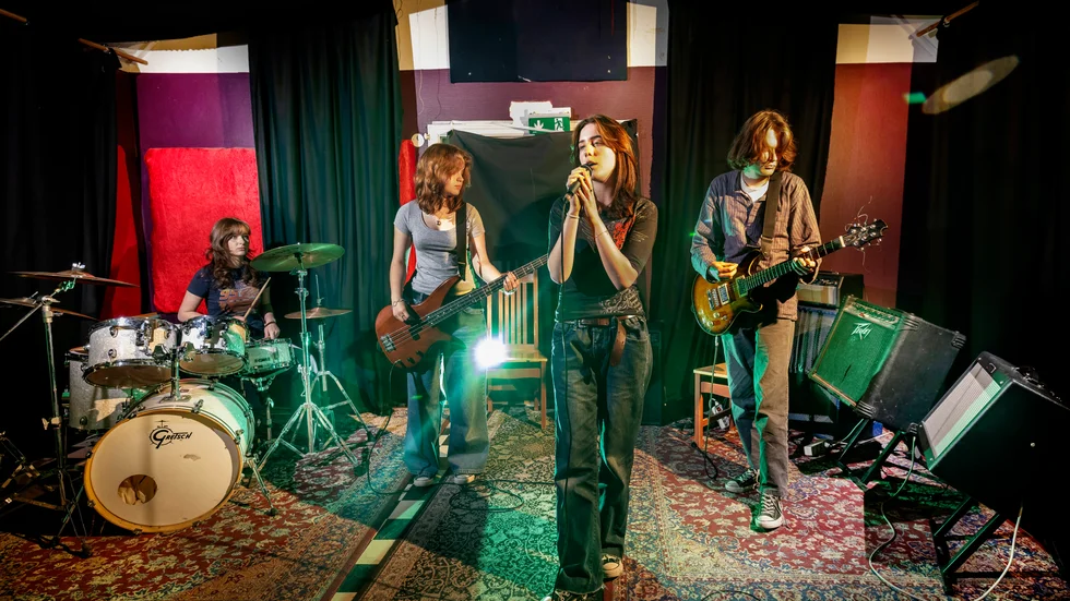 Musikgruppen Frank repeterar på Cafe Genomfarten, med Marija Maric på trummor, Eira Ekström på bas, Stella Kita på sång och Hampus Lernberg på gitarr. Hampus och Stella är 18 år, Eira och Marija är 17. 