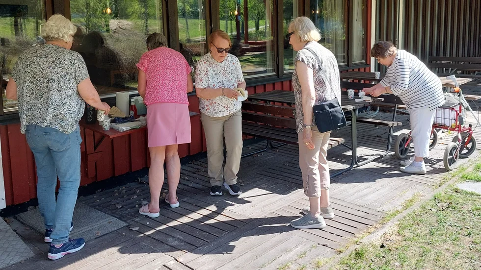 Visions pensionärer träffades för korvgrillning och tipsrunda.