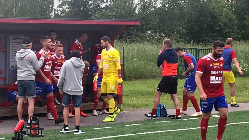 I halvtid på Ryds konstgräs var det bekymrade miner i Borenlägret. Underläge med 0–1 mot HBK. Men Boren kunde vända i andra halvlek och vinna och haka på i toppen av fyran.