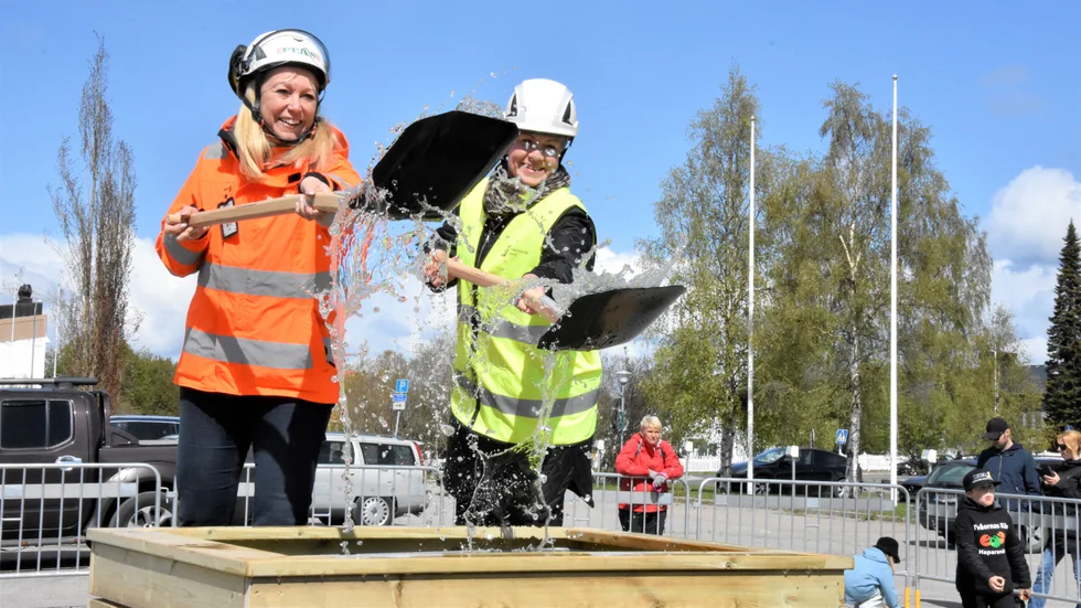 Susanne Hallberg, Peab, och Nina Waara, Haparanda kommun tog spadtag med vatten för att markera byggstarten.