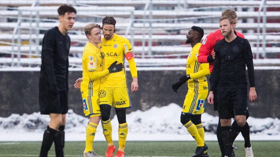 Simon Marklund gratulerar skyttekungen Linus Hallenius.