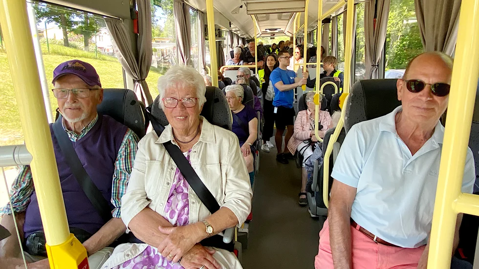 Kjell-Erik och Kerstin Lindgren åker buss i Enköping för första gången, trots att de bott här i 40 år. "Det kan vara bra att veta hur det fungerar om man blir halt och lytt" säger Kjell-Erik. Åke Sundby till höger, ordförande i Aktiva seniorer, tog initiativet till informationsdagen med UL.