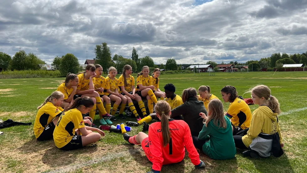 Taktiksnack i Kågedalens F 08/09 vid matchen mot Boliden.
