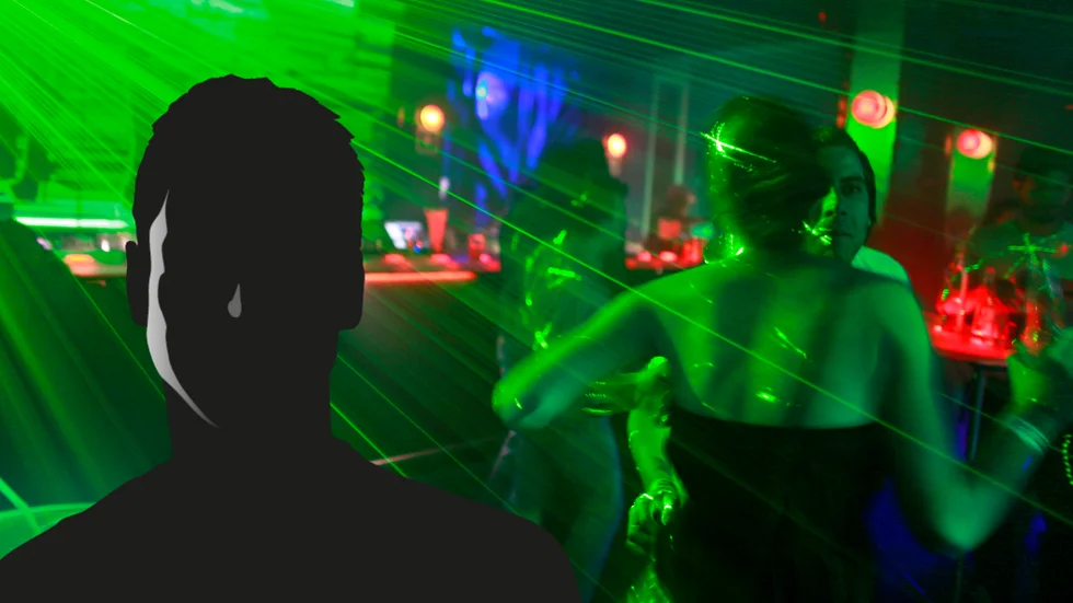 En 20-årig man utsatte en ung kvinna för sexuella trakasserier i Strängnäs förra sommaren. Det skedde i samband med en utekväll, där mannen tog på tjejens kropp vid upprepade tillfällen och höll fast henne. Personerna på bilden har ingenting med händelsen att göra.