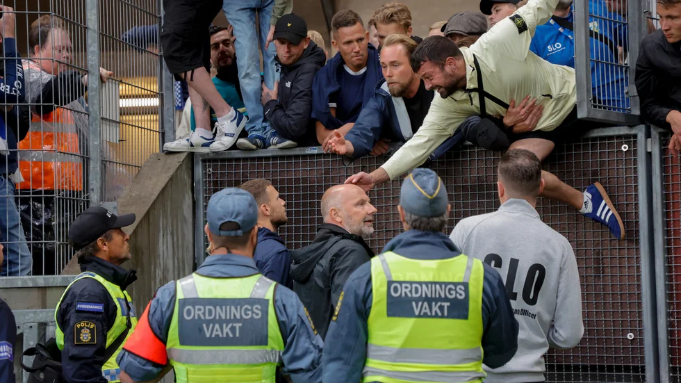 Marcus Berg och Håkan Mild samtalar med supportrar efter förlusten. Efter matchen skedde ytterligare ett möte mellan spelartruppen och fans.