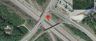 Personbil stillastående på E20