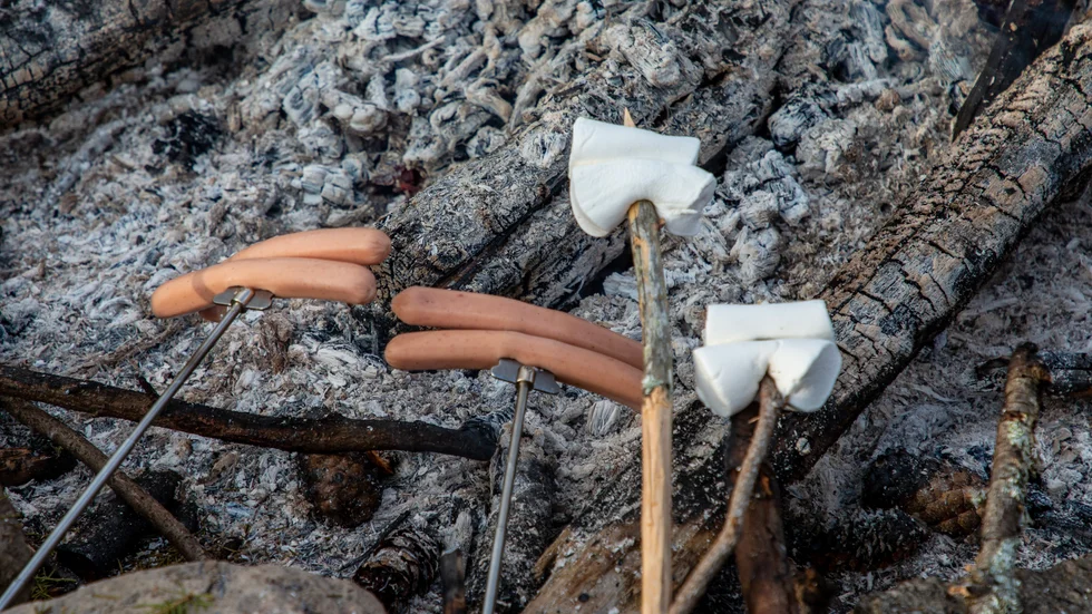 Korvgrillning och annan eldning ska fortsatt ske med försiktighet.